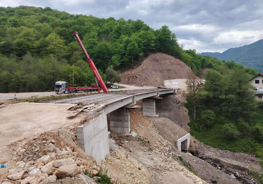 (FOTO) NOVA FAZA Na magistralnom putu M18 Foča - Šćepan Polje postavljeni prednapregnuti nosači