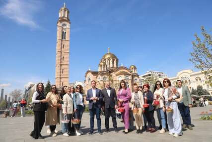 (FOTO) Tradicionalne vrijednosti: Selak i Forum žena SPS obradovali građane vaskršnjim jajima