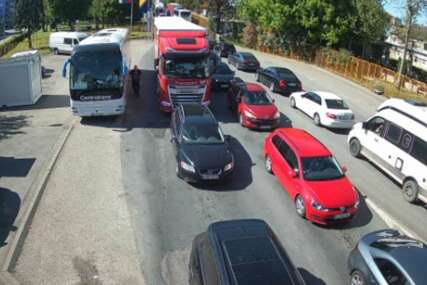 OGROMNE GUŽVE NA VIŠE GRANIČNIH PRELAZA Evo gdje se najduže čeka prilikom ulaza u BiH