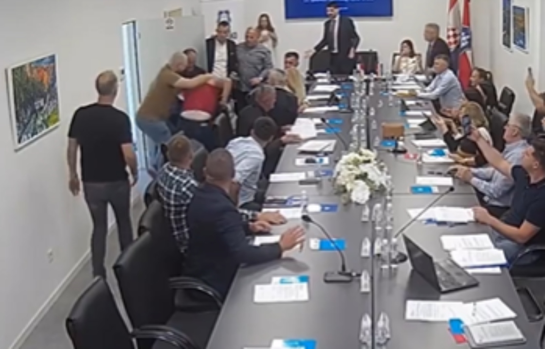 Tuča tokom sjednice, odbornik se potukao sa čuvarom, pa izvukao deblji kraj