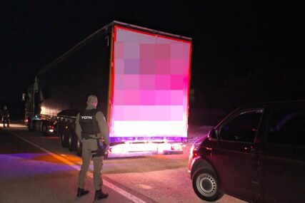 (FOTO) Akcija MUP Srpske: Otkrili 38 migranata, uhapšen KRIJUMČAR LJUDI iz Crne Gore