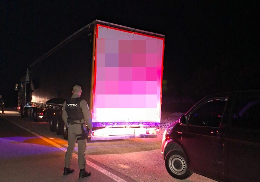 (FOTO) Akcija MUP Srpske: Otkrili 38 migranata, uhapšen KRIJUMČAR LJUDI iz Crne Gore
