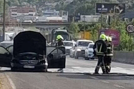 Kolaps na brzoj cesti Banjaluka-Laktaši: Gori automobil, vatrogasci na terenu