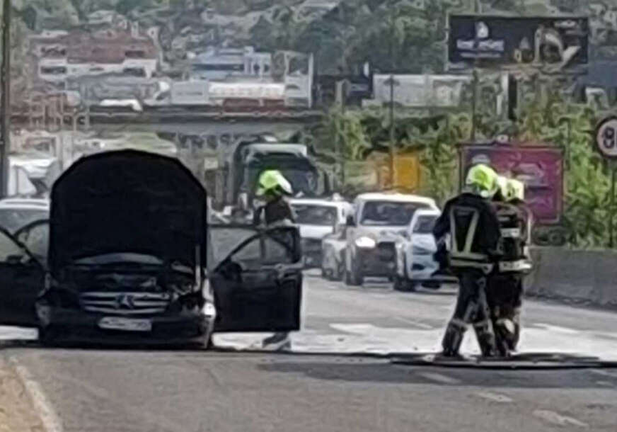 Kolaps na brzoj cesti Banjaluka-Laktaši: Gori automobil, vatrogasci na terenu