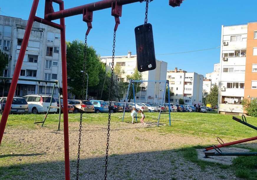 (FOTO) Igra između eksera i raspadanja: 3 igrališta u nekoliko metara, NE ZNA SE KOJE JE GORE