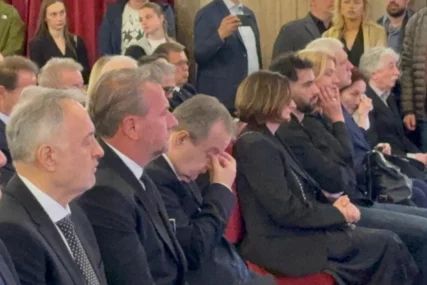 (VIDEO) Slomili se u prvom redu: Boris Tadić i Ivica Dačić liju suze na komemoraciji Dušku Vujoševiću