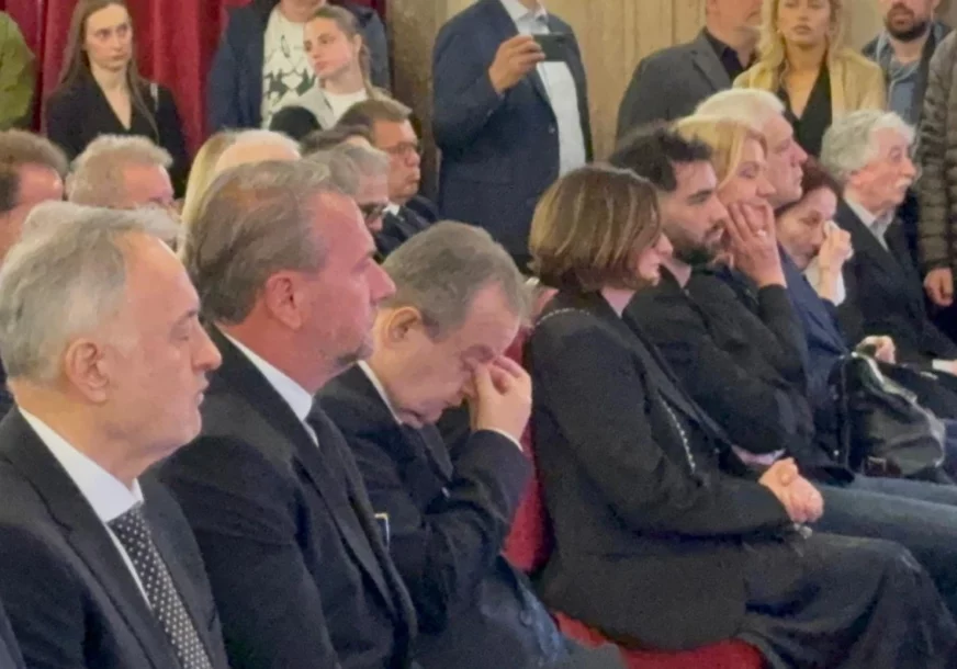 (VIDEO) Slomili se u prvom redu: Boris Tadić i Ivica Dačić liju suze na komemoraciji Dušku Vujoševiću