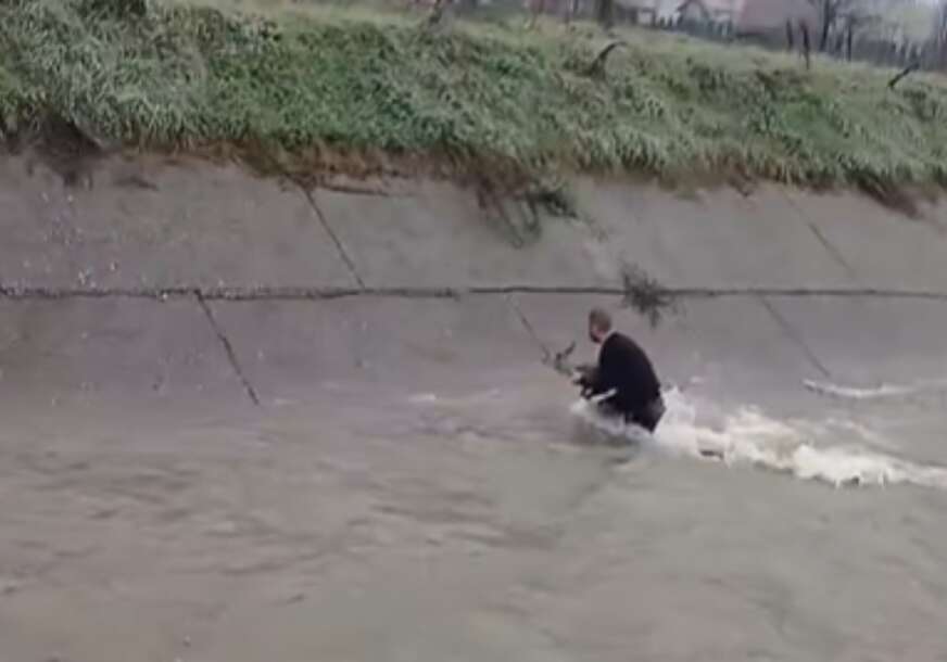 (VIDEO) "Ruke ti se pozlatile" Hrabri Jovan SKOČIO U NABUJALU RIJEKU kako bi spasio srnu