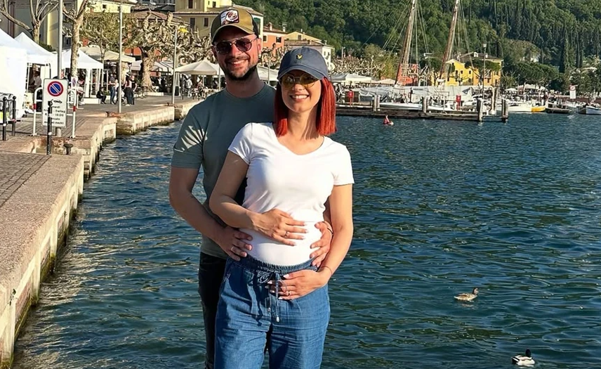 (VIDEO) TRUDNA PJEVAČICA Objavila fotografije sa stomakom, pa otkrila pol bebe