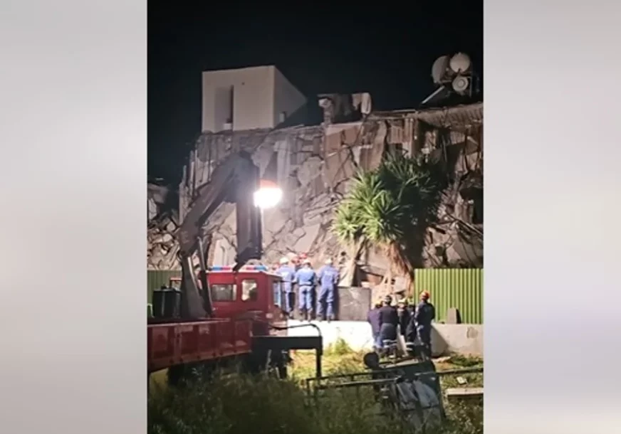 (VIDEO) Spasioci izvlače tijela iz ruševina: Urušila se STAMBENA ZGRADA, ima mrtvih