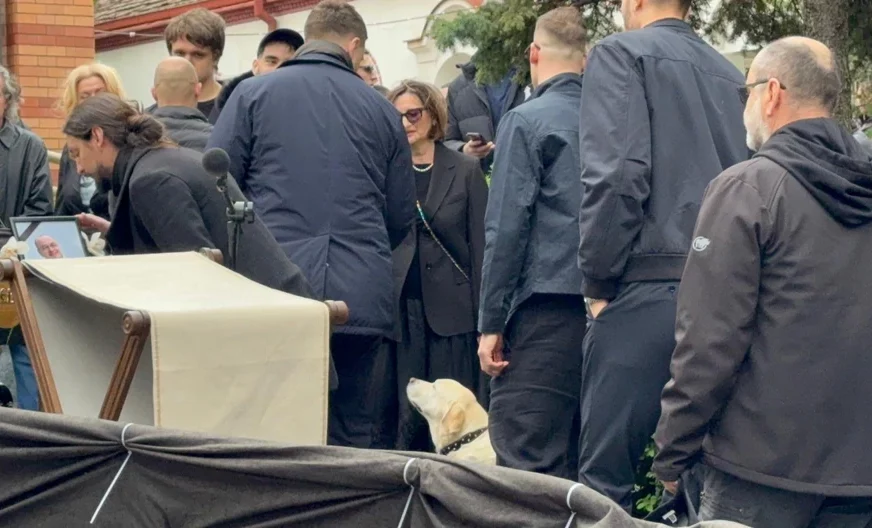 (VIDEO) Dirljiva scena na Novom groblju: Pas Duleta Vujoševića ispraća gazdu na vječni počinak, supruga trenera dovela Žutu ispred crkve