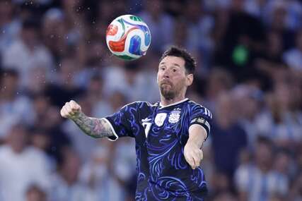 (VIDEO) Gol, asistencija i i dirljiv gest za kraj: Mesi se u suzama oprostio od Argentine