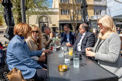 (FOTO) „Druženje u OPUŠTENOJ atmosferi“ Dodik ćaskao s mađarskim ambasadorom u centru Banjaluke