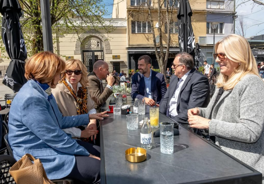 (FOTO) „Druženje u OPUŠTENOJ atmosferi“ Dodik ćaskao s mađarskim ambasadorom u centru Banjaluke