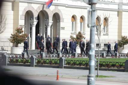 (FOTO) Trampov sin ušao u Banski dvor: Dodik, Karan, Minić i Budimir nestrpljivo ga čekali