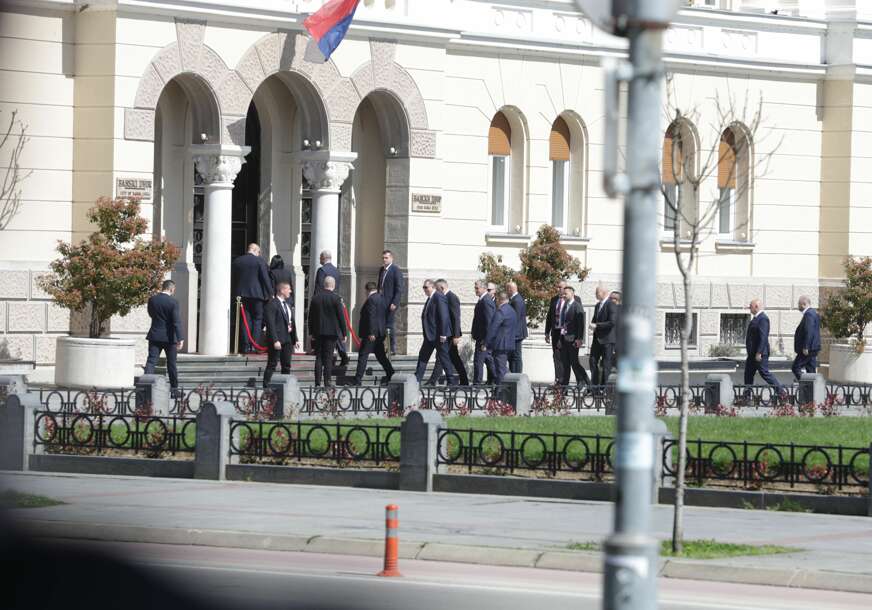(FOTO) Trampov sin ušao u Banski dvor: Dodik, Karan, Minić i Budimir nestrpljivo ga čekali