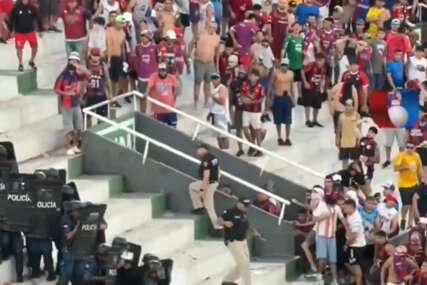 Stravične scene sa stadiona u Paragvaju: Trudnica iznesena, policajci prebačeni u bolnicu