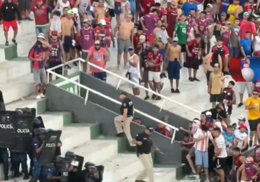 Stravične scene sa stadiona u Paragvaju: Trudnica iznesena, policajci prebačeni u bolnicu