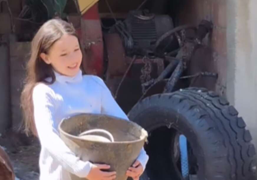 (VIDEO) Otac je se ODREKAO, a majka se svakodnevno BORI ZA PARČE HLJEBA: Mala Natalija ima veoma teško djetinjstvo, ali osmijeh ne skida sa lica i ima samo jednu želju