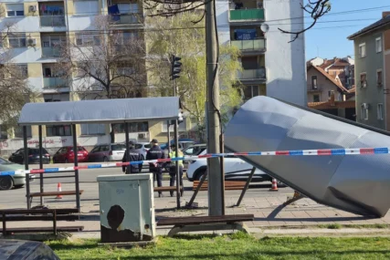 (VIDEO) Skočio da izbjegne autobus: Tinejdžer (17) zadobio POVREDU GLAVE u nesreći na autobuskom stajalištu