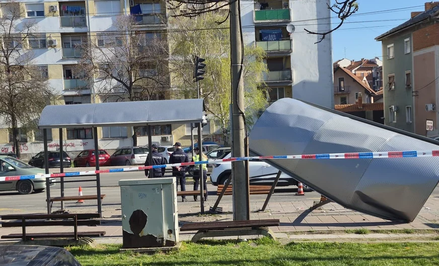 (VIDEO) Skočio da izbjegne autobus: Tinejdžer (17) zadobio POVREDU GLAVE u nesreći na autobuskom stajalištu