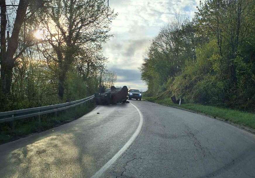 Vozilo završilo na krovu: Nesreća na putu Banjaluka – Manjača, saobraćaj otežan