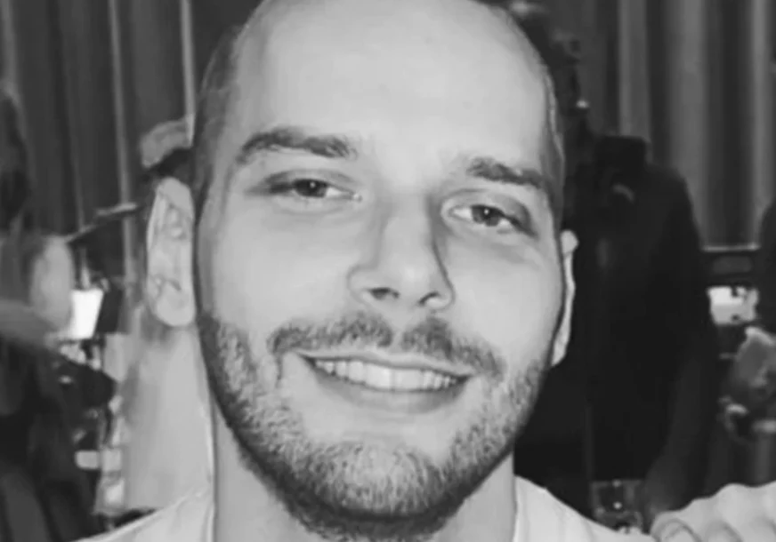 (FOTO,VIDEO) Prijatelji se opraštaju od njega potresnim riječima: Ovo je mladić (28) KOJI JE UMRO nakon što je na njega pao semafor