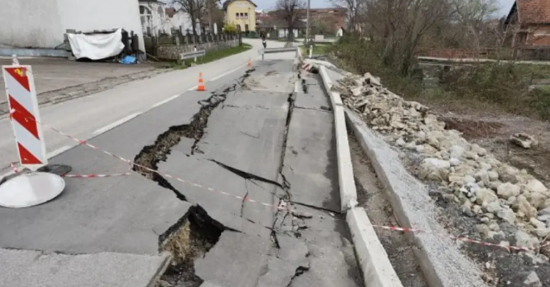 Vozači budite na oprezu: Odron uništio dio puta ka Mrakovici, saobraćaj otežan