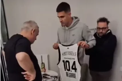 (VIDEO) Eksplozija emocija pred košarkašima crno-bijelih: Prvotimci Partizana uručili dres navijaču koji je imao srčani udar