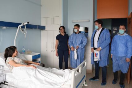 Gospodski potez crveno-plavih: RK Borac darovao poklone bebama rođenim na 50. godišnjicu evropske titule