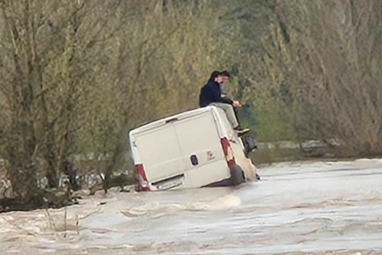Dvojica muškaraca u kombiju bili zarobljeni u nabujaloj Spreči, srećom tragedija izbjegnuta
