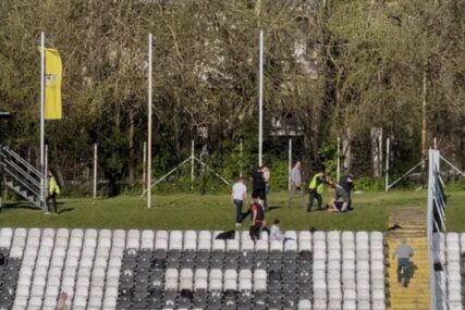 (VIDEO) Haos na Banovom brdu: Tuča nakon meča, igrač preskočio ogradu i završio među navijačima