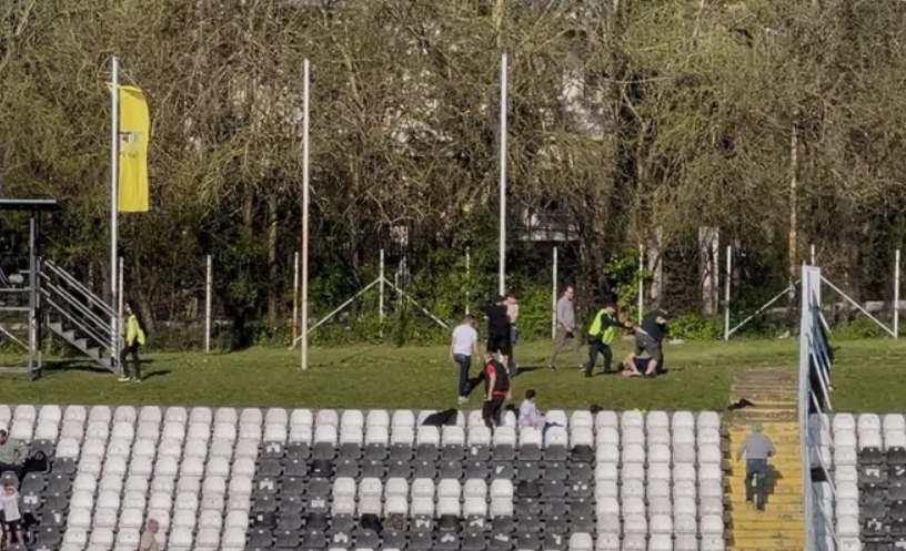 (VIDEO) Haos na Banovom brdu: Tuča nakon meča, igrač preskočio ogradu i završio među navijačima