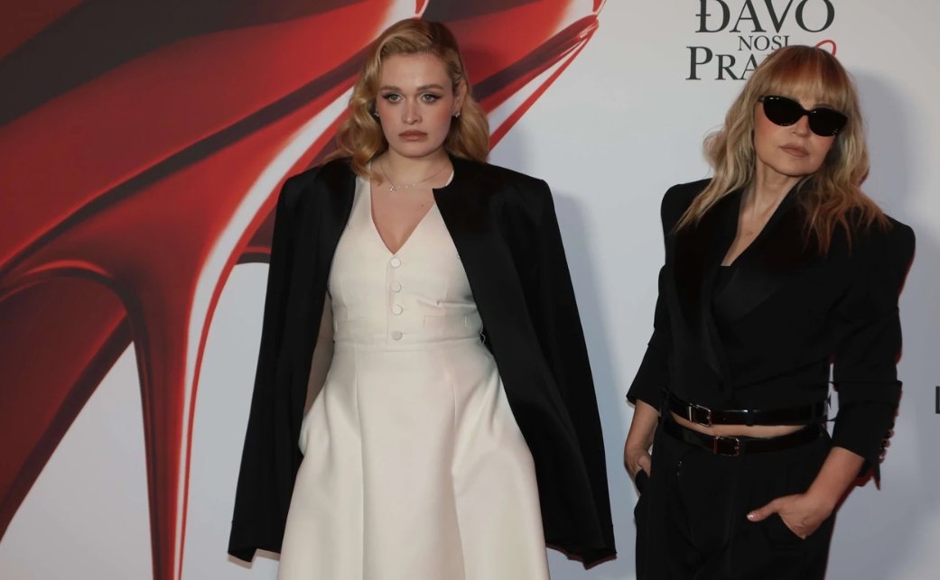 Anica Dobra se sa kćerkom pojavila na crvenom tepihu, zablistale u odličnim kombinacijama