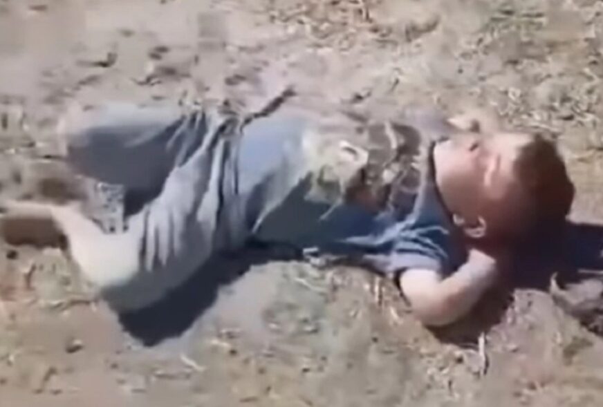 (VIDEO) CIJELO SELO TRAŽILO DJEČAKA Nakon 10 sati pronašli ga kako spava na jednom brdu, snimak nasmijao mnoge