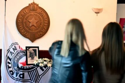(VIDEO) Emotivne scene u Humskoj: Na stadionu Partizana se okupljaju ljudi zbog Duška Vujoševića