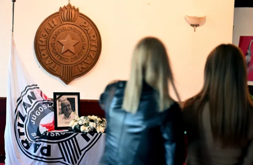 (VIDEO) Emotivne scene u Humskoj: Na stadionu Partizana se okupljaju ljudi zbog Duška Vujoševića
