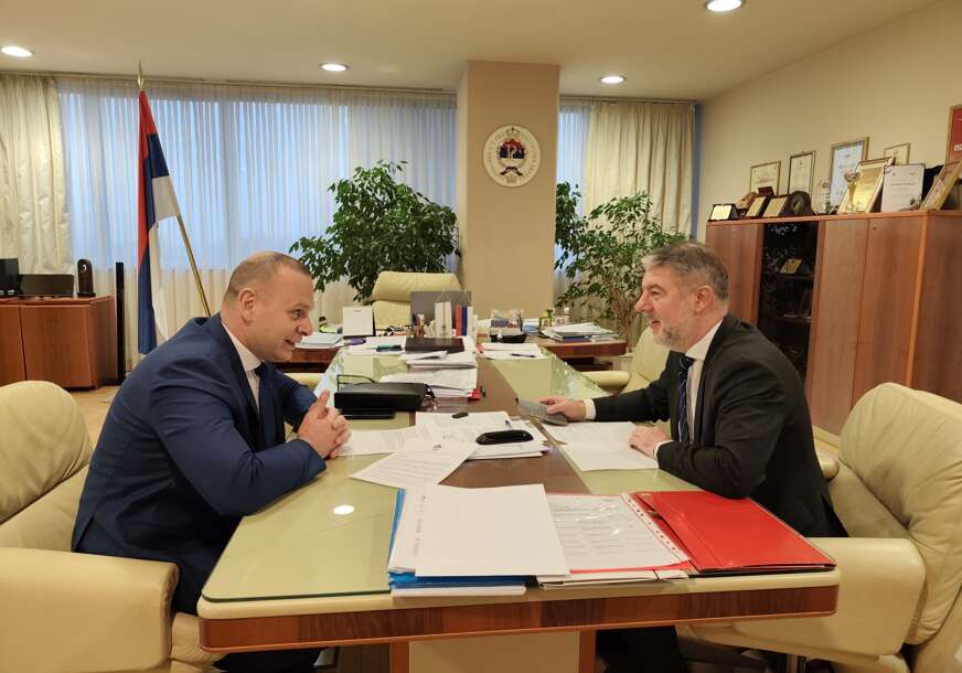 (FOTO) "Sve u skladu sa mogućnostima" Šeranić naglasio da su PLATE POVEĆANE U 9 NAVRATA, Šobot pomenuo zdravstveni dodatak