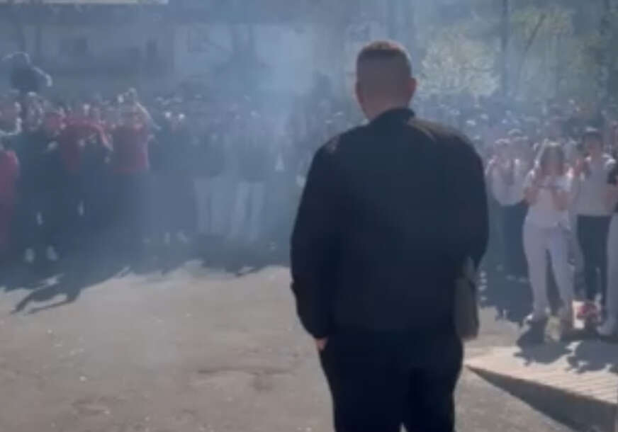 (VIDEO) Suze, aplauzi i bunt: Odlazak profesora digao Medicinsku školu u Banjaluci na noge