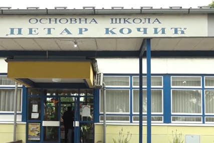 Incident u školi kod Gradiške: Roditelj napao učenika u školskom dvorištu, obaviještena i policija