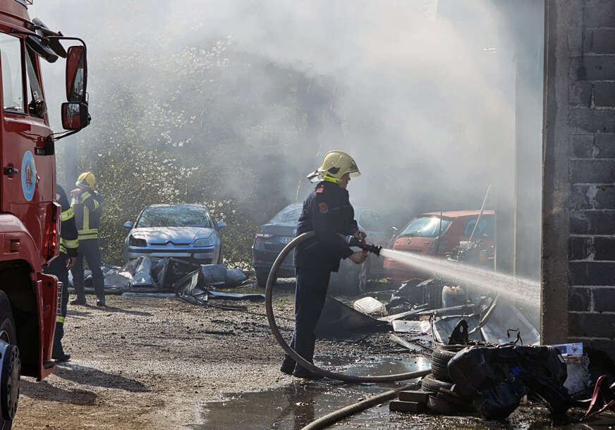 Požar u Istočnom Sarajevu: Gorio auto-servis i kuća, vatrogasci brzo reagovali