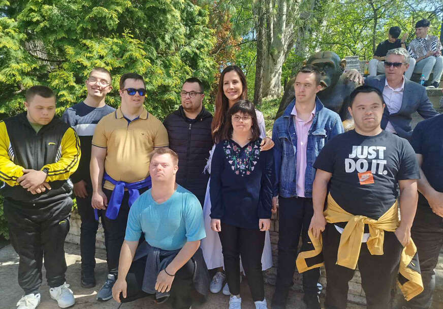 (FOTO) "Sve smo bliži realizaciji konferencije" Tamara Vučić sa mladima sa Daunovim sindromom iz Banjaluke obišla beogradski Zoološki vrt