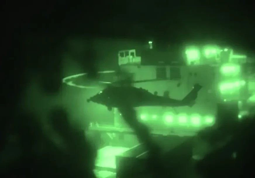 (VIDEO) SPUSTILI SE HELIKOPTERIMA I SAJLAMA, PA ZAPUCALI Objavljen dramatičan snimak upada Amerikanaca na iranski brod