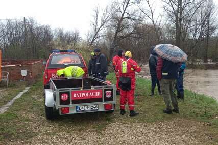 (FOTO) HEROJSKA INTERVENCIJA u Prnjavoru: U rijeci popravljali dalekovod i vratili struju selima