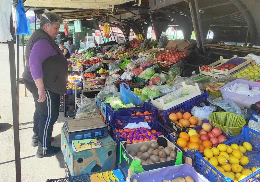 (FOTO) "Mi smo za sirotinju" Velika pijaca u Banjaluci na Veliki petak bez velike gužve, a i cijene će vas iznenaditi