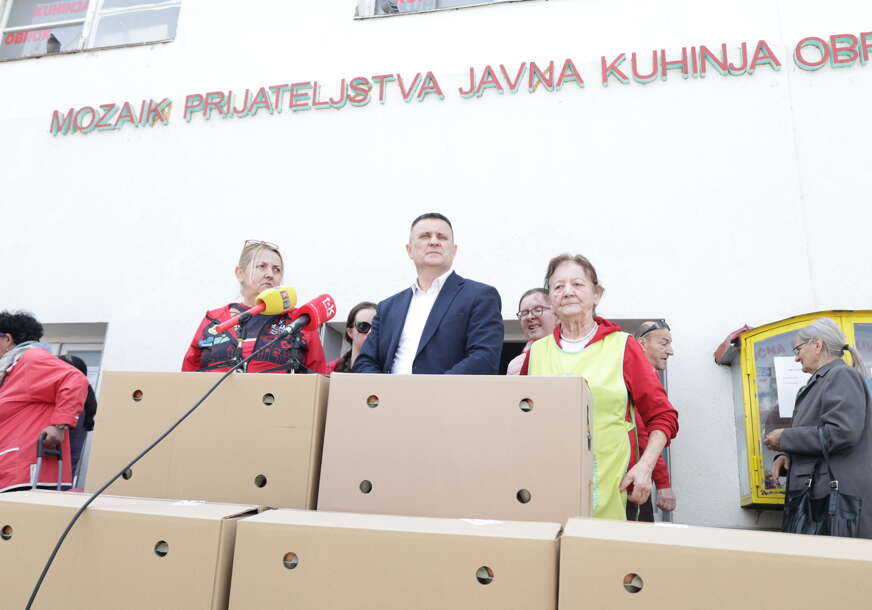 (FOTO) Humanost koja traje godinama: Đajić DAROVAO 10.000 VASKRŠNJIH JAJA korisnicima "Mozaika prijateljstva"
