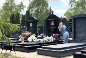suzana jovanović na grobu saše popovića
