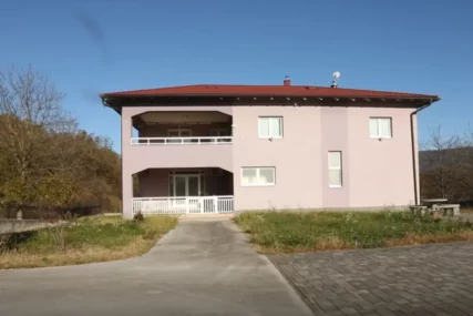 (VIDEO) OVO JE ASMINOVA VILA OD 700.000 EVRA Kuća ima 13 soba, 3 stana i 3 kupatila, u gradu bi vrijedila 2 miliona