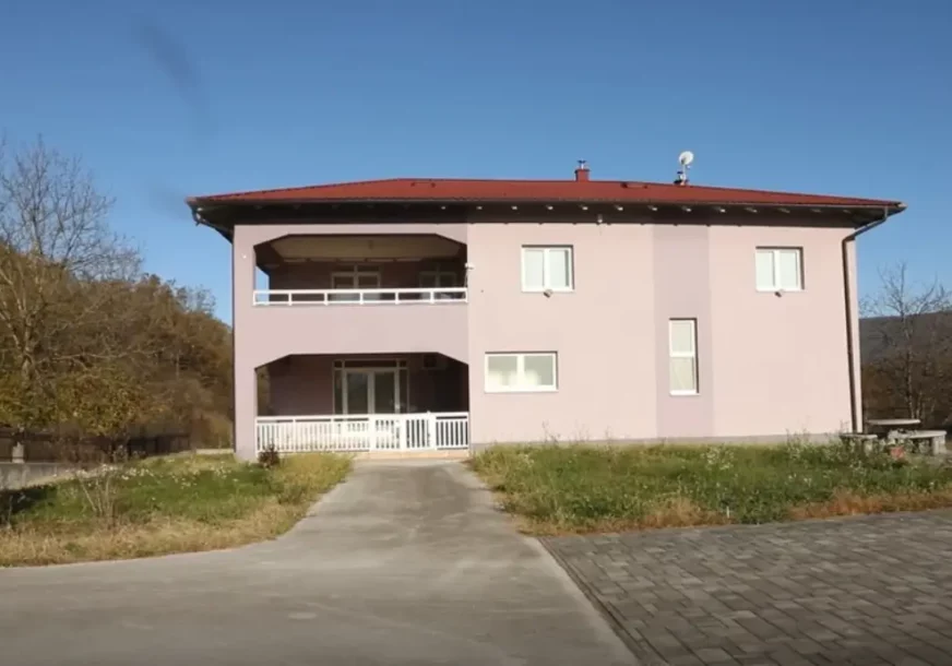 (VIDEO) OVO JE ASMINOVA VILA OD 700.000 EVRA Kuća ima 13 soba, 3 stana i 3 kupatila, u gradu bi vrijedila 2 miliona