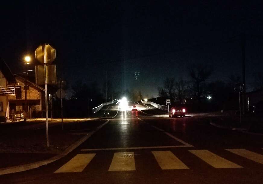 (FOTO) Most u Česmi POTONUO U MRAK: "Toliko su ga hvalili, otimali se za zasluge, a ni nakon 12 godina most nije završen"